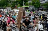 Circulation dans une rue de Hanoi, le 17 juillet 2025 
