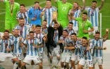 Le 18 décembre 2022 à Doha, Lionel Messi soulevait la Coupe du monde, pour l'unique fois de sa carrière, entouré de ses coéquipiers de la sélection argentine.