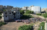 Des enfants yéménites rassemblés devant une maison transformée en école à Taëz, dans le sud-ouest du pays, le 3 octobre 2018