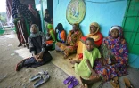 Des femmes soudanaises ayant fui les combats tribaux dans le sud du pays se sont réfugiées dans un camp à Damazine, le 7 août 2022