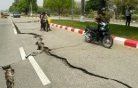 Des fissures sur la route après un séisme à Naypyidaw, la capitale de la Birmanie, le 28 mars 2025