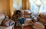 Baile Bantseke et son petit-fils Mphoentle, autiste, dans leur maison du quartier de Snake Park, à Soweto, le 23 mai 2025 en Afrique du Sud