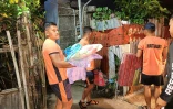 Photo diffusée par les garde-côtes philippins montrant des garde-côtes évacuant des habitants, en prévision de l'arrivée du typhon Man-yi, à Virac, dans la province de Catanduanes (est des Philippines), le 15 novembre 2024 