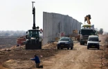 Construction d'une nouvelle barrière de sécurité par Israël à la frontière avec la Jordanie, le 1er février 2016, dans la vallée de l'Arabah
