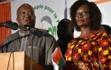 Le président burkinabè nouvellement élu Roch Marc Christian Kaboré (g) aux côtés de sa femme à Ouagadougou le 1er décembre 2015