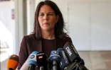 La ministre des Affaires étrangères allemande Annalena Baerbock donne une conférence de presse à l'aéroport Ben Gurion le 17 avril 2024