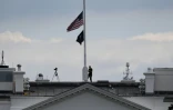 Le drapeau américain de la Maison Blanche en berne après l'annonce du décès de la reine Elizabeth II, le 8 septembre 2022 à Washington