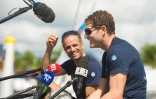 Le skipper français Charles Caudrelier répond aux questions des journalistes, à côté de Franck Cammas, à bord de leur trimaran "Maxi Edmond de Rothschild" (classe Ultime), après avoir remporté la Transat Jacques Vabre , le 23 novembre 2021 à Fort-de France