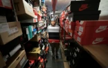 Un vendeur transporte des boîtes de baskets qu'il est allé chercher dans une réserve de Stadium Goods, le 6 juin 2018 à New York