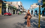 La danseuse Laura Kamila Rojas attend un bus dans une rue de La Havane pour se rendre au Ballet national de Cuba, le 12 mai 2026