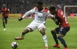 Le Lyonnais Moussa Dembélé (g) face au défenseur lillois Yves Dabila, le 1er décembre 2018 à Villeneuve-d'Ascq