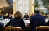 Le président Emmanuel Macron (C) préside le conseil des ministres, le 17 octobre 2018 à Paris