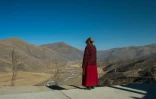 Une moniale bouddhiste tibétaine regarde la vallée de Sertar, en Chine, le 8 décembre 2015
