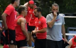 Le demi de mêlée toulousain Antoine Dupont (g), à côté de l'entraîneur Ugo Mola, lors de la préparation de la saison de Top 14, le 13 juillet 2020 à Toulouse