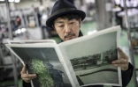 Le photographe Kazuma Obara regarde son œuvre "Le Journal" à l'imprimerie Kyoto Shimbun à Kumiyama, dans la préfecture de Kyoto, le 19 mars 2026 au Japon