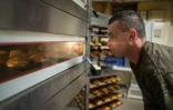 Jérôme Aucant, un ancien sans-abri, travaille dans sa boulangerie à Dole dans le Jura, le 23 mars 2016