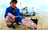 Un scientifique français ramasse des microplastiques sur la côte Aquitaine le 17 août 2020