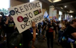 Des manifestants protestent à l'aéroport Ben Gourion de Tel-Aviv, avant le départ pour Washington du Premier ministre Benjamin Netanyahu, le 21 juillet 2024