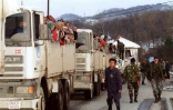 Des réfugiés musulmans à bord de camions des Nations unies, le 30 mars 1993, dans un convoi fuyant l'enclave bosniaque de Srebrenica, assiégée par les Serbes, pour se rendre à Tuzla