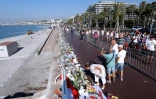 Des bouquets en hommage aux victimes sur la Promenade des Anglais, le 19 juillet 2016