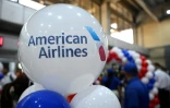 Des ballons décorent la zone d'enregistrement d'American Airlines à l'aéroport international Simon Bolivar de la Guaira, avant l'arrivée d'un vol American Airlines en provenance de Miami, en Floride, le 30 avril 2026 au Venezuela