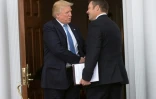 Le président élu Donald Trump et l'élu anti-immigration du Kansas, Kris Kobach à Bedminster, le 20 novembre 2016