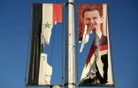 Un drapeau national syrien et un portrait du président syrien Bachar al-Assad dséchirés par des combattants antigouvernementaux dans la ville d'Alep, dans le nord de la Syrie, le 30 novembre 2024
