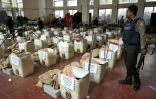 Des urnes et du matériel électoral en attente d'être expédiés vers les bureaux de vote pour les élections générales au Bangladesh, le 11 févroer 2026 à Dacca