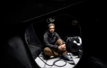 Le skipper Charlie Dalin pose à bord de son Imoca 60 « Apivia - Macif Sante Prevoyance » avant le départ de la 10e édition du Vendée Globe autour du monde en monocoque, le 6 novembre 2024