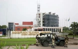 Des soldats gabonais devant le siège de la radio-télévision nationale (RTG) à Libreville, le 7 janvier 2019