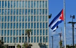 Le drapeau national cubain flotte en berne devant l'ambassade des Etats-Unis à La Havane, le 5 janvier 2026, après la mort de 32 Cubains lors de l'attaque américaine contre Caracas qui a abouti à la capture du président vénézuélien Nicolas Maduro