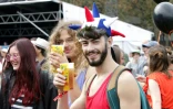 Des spectateurs au concert du groupe britannique Frank Carter & the Rattlesnakes à l'ouverture du festival Rock en Seine à Saint-Cloud, près de Paris, le 25 août 2017