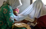 Un guérisseuse pratique l'excision à Gorontalo, en Indonésie, le 20 février 2017 