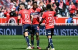 L'attaquant canadien Jonathan David (c) félicité par Rémy Cabella (g) et Angel Gomes après son but pour Lille face à Montpellier, le 16 avril 2023 au stade Pierre-Mauroy