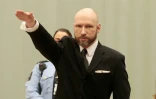 Anders Behring Breivik fait le salut nazi lors de son procès en appel au tribunal de Skien, le 18 janvier 2017 en Norvège