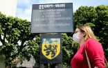 Une passante le 12 mai 2020 dans un des premiers foyers d'infection en France à Crépy-en-Valois