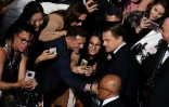 L'acteur américain Leonardo DiCaprio (D) pose le 21 mai 2019 à Cannes pour des fans