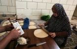 Des femmes palestiniennes préparent un repas profitant de quelques heures de courant fourni par le réseau public à Rafah, dans la bande de Gaza, le 3 août 2017