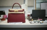 Un sac à main Hermès, fabriqué dans la nouvelle manufacture du groupe de luxe à Héricourt dans l'est de la France, le 31 mars 2016