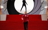 L'acteur anglais Daniel Craig marche sur le tapis rouge pour la première mondiale de "No Time to Die", le dernier James Bond, au Royal Albert Hall à Londres, le 28 septembre 2021