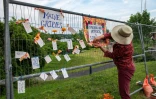 Des messages accrochés à une clôture lors d'une veillée après la mort d'un homme tué par un agent de la police de l'immigration (ICE), le 13 juillet 2026 à Biddeford, dans le Maine