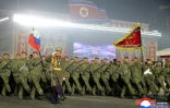 Photo prise le 25 février 2026 et diffusée le 26 février 2026 par l'agence de presse officielle nord-coréenne KCNA, montrant des soldats envoyés en Russie défilant sous le drapeau russe lors des commémorations du 9e Congrès du Parti des travailleurs de Corée, place Kim Il-sung à Pyongyang