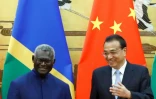 Manasseh Sogavare (g), le Premier ministre des Iles Salomon, aux côtés de son homologue chinois Li Keqiang à Pékin, le 9 octobre 2019