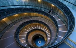 L'escalier de Bramante lors d'une visite nocturne privée des Musées du Vatican, le 13 février 2024.