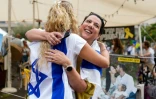 Les gens célèbrent sur la place des Otages à Tel-Aviv, l'accord Israël-Hamas, le 9 octobre 2025