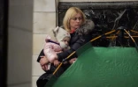 Une femme tient un enfant dans ses bras alors que des personnes se réfugient dans une station de métro pendant une attaque aérienne russe, à Kiev, tôt le matin du 3 février 2026, dans le contexte de l'invasion russe de l'Ukraine.
