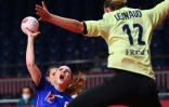 La Néerlandaise Bo van Wetering face à la gardienne de l'équipe de France Amandine Leynaud en quart de finale du tournoi de handball dames de JO de Tokyo, le 4 août 2021