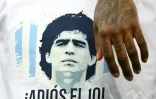 Le portrait de l'Argentin Diego Maradona, décédé le 25 novembre, est affiché sur un T-shirt, porté par un joueur du Paris Saint-Germain, avant le début du match de L1 contre Bordeaux, le 28 novembre 2020 au Parc des Princes