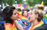 Deux participantes à la Marche des fiertés à Paris, le 25 juin 2022