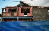 Une maison endommagée à Mamoudzou, un an après le passage du cyclone Chido à Mayotte, le 2 décembre 2025